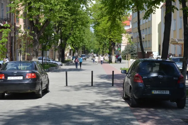 У Франківську по вулиці Шевченка "відкрилася безкоштовна автостоянка" (фото) — фото 5