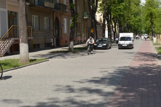У Франківську по вулиці Шевченка "відкрилася безкоштовна автостоянка" (фото) — фото 9