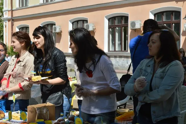 У Франківську відбувся благодійний ярмарок, на якому продавали патріотичне печиво (фото) — фото 1