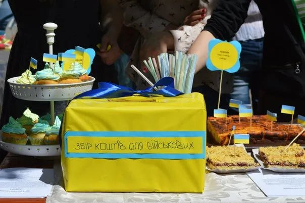 У Франківську відбувся благодійний ярмарок, на якому продавали патріотичне печиво (фото) — фото 12