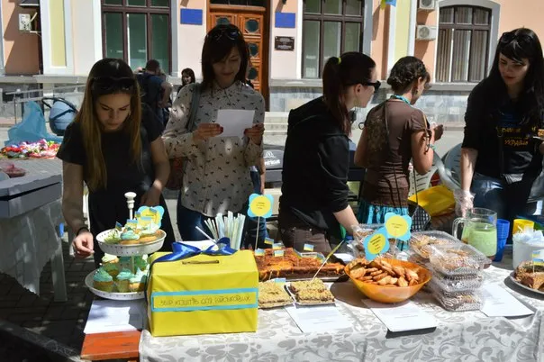 У Франківську відбувся благодійний ярмарок, на якому продавали патріотичне печиво (фото) — фото 6