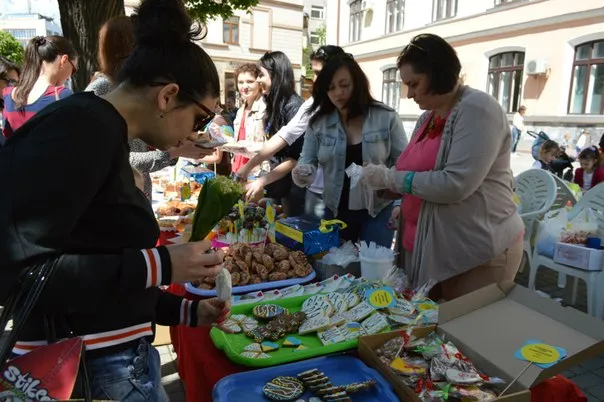 У Франківську відбувся благодійний ярмарок, на якому продавали патріотичне печиво (фото) — фото 7