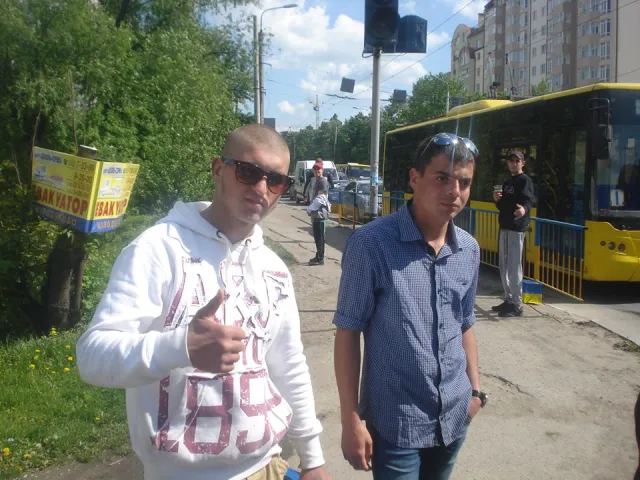 Городяни скаржаться, що міліція не реагує на хлопців, які збирають гроші на фарбу (фото) — фото 2
