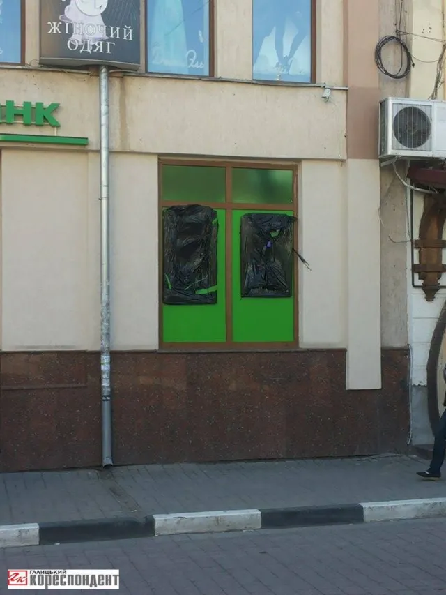Банківський термінал, який "наробив багато шуму" у Франківську закрили (фото) — фото 1