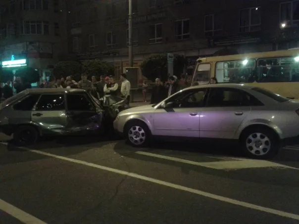 В центрі Івано-Франківська зіткнулись два легковики та автобус (фото) — фото 1