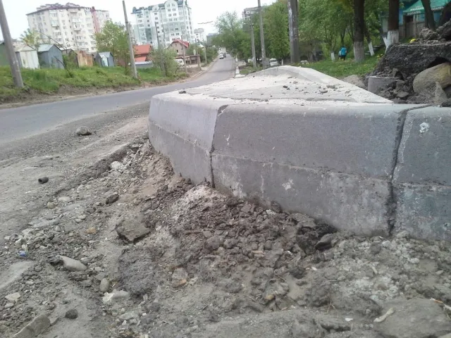 Франківці обурюються недолугими тротуарами, що встановлюють на вулиці Хіміків (фото) — фото 1