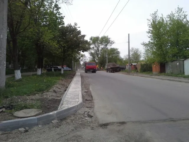 Франківці обурюються недолугими тротуарами, що встановлюють на вулиці Хіміків (фото) — фото 2