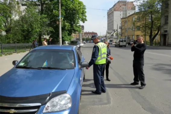 У Франківську інспектори ДАІ виявили 17 порушень зі встановлення номерних знаків (фото) — фото 2