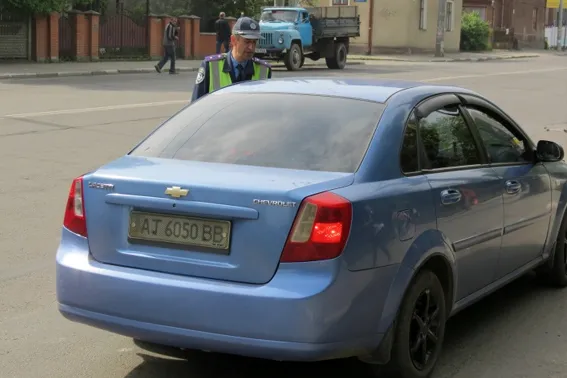 У Франківську інспектори ДАІ виявили 17 порушень зі встановлення номерних знаків (фото) — фото 3