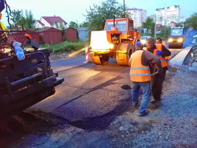 У Франківську по вул. Хіміків вночі стелили асфальт (фото) — фото 2