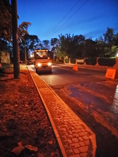 У Франківську по вул. Хіміків вночі стелили асфальт (фото) — фото 4