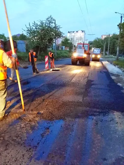 У Франківську по вул. Хіміків вночі стелили асфальт (фото) — фото 7