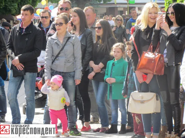 Франківські музиканти просто неба збирають гроші на потреби АТО (фото+відео) — фото 4