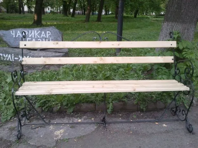 Франківці нарікають на нові лавки у парку "Воїнів-Інтернаціоналістів" (фото) — фото 4