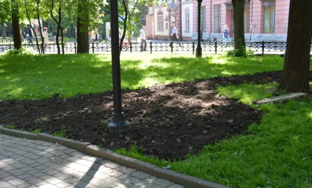 Комунальники прислухалися до побажань франківців, та облаштовують пішохідну доріжку (фото) — фото 2