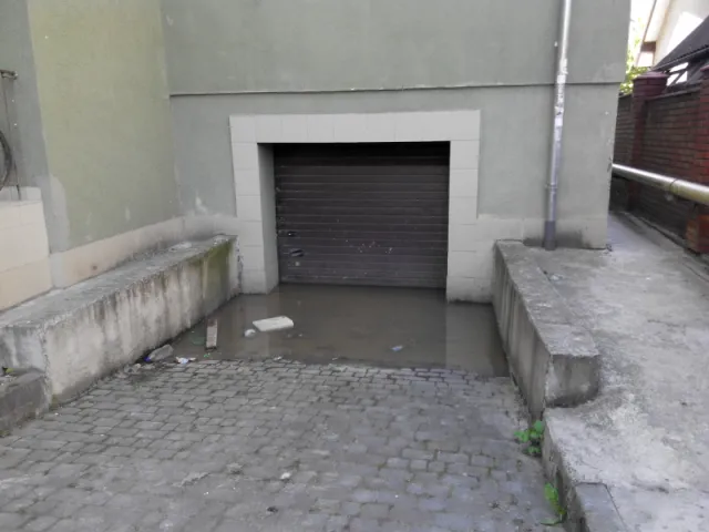 Через недбалість комунальників, підвали однієї з багатоповерхівок затоплені водою (фото) — фото 2