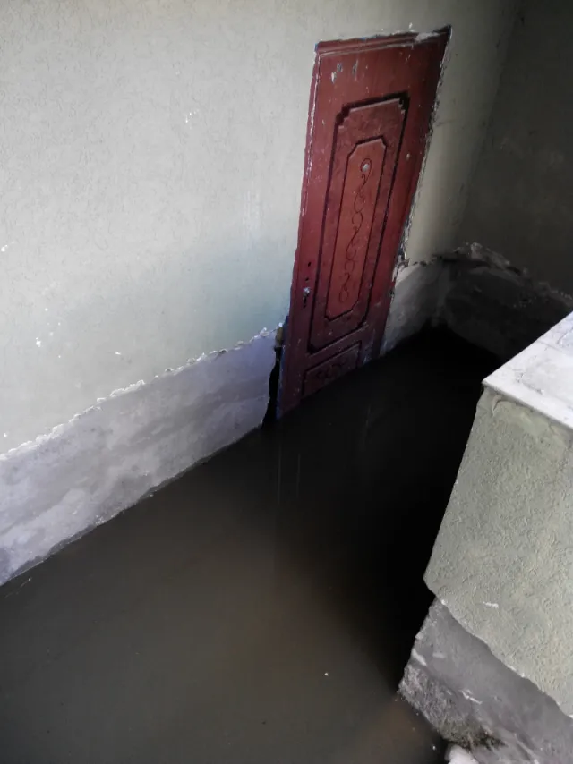 Через недбалість комунальників, підвали однієї з багатоповерхівок затоплені водою (фото) — фото 3