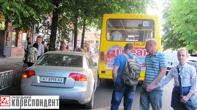У Франківську «Ауді» не розминулася з маршруткою (фото) — фото 1
