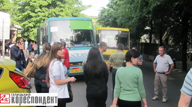 У Франківську «Ауді» не розминулася з маршруткою (фото) — фото 3