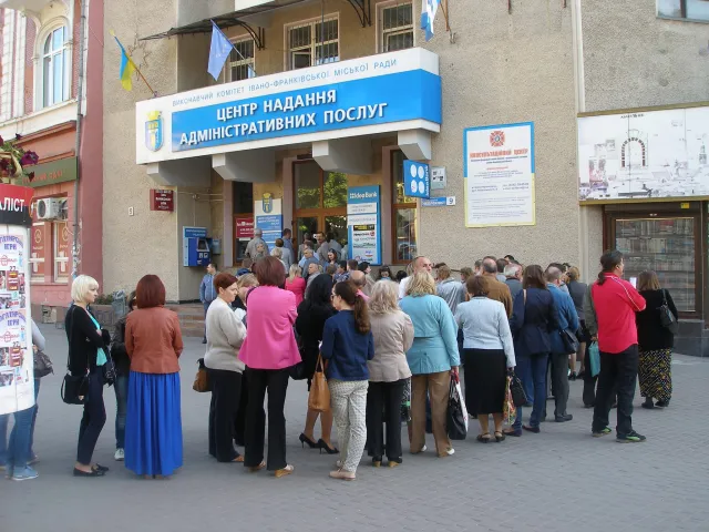 У Франківську люди годинами стоять у черзі, щоб здати документи в В ЦНАП (ФОТО) — фото 1