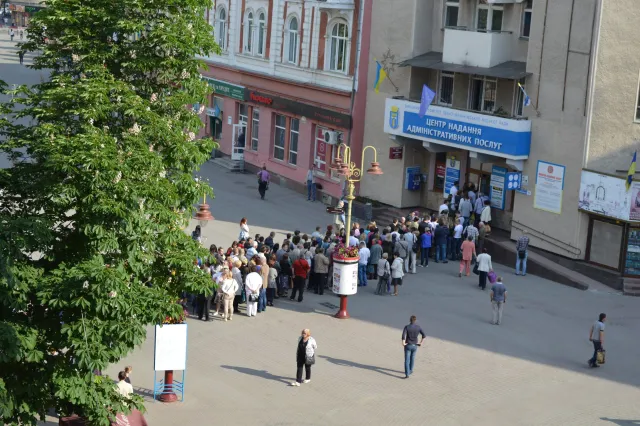 Люди, які стоять в черзі біля ЦНАПу, погрожують голодуванням (фото) — фото 1