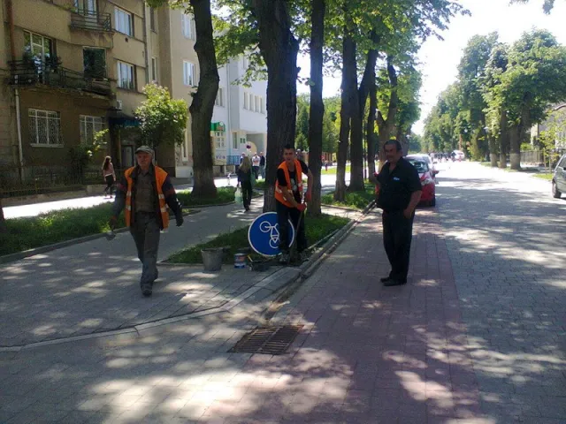 У Франківську по вул. Шевченка встановили знаки „Велосипедна доріжка” (фото) — фото 1