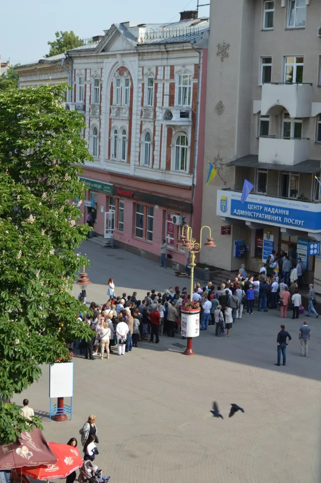У довгій черзі до ЦНАПу франківцю стало погано і довелося викликати «швидку» (фото) — фото 2