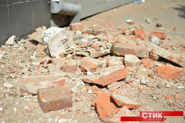 На "стометрівці" обвалився дах будинку (фото) — фото 1
