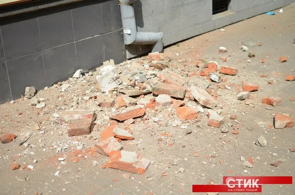 На "стометрівці" обвалився дах будинку (фото) — фото 4