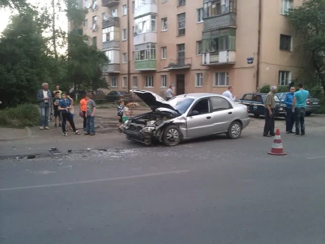 У Франківську ДТП. Винуватець аварії втік (фото) — фото 1