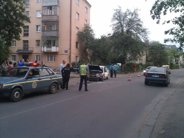 У Франківську ДТП. Винуватець аварії втік (фото) — фото 2