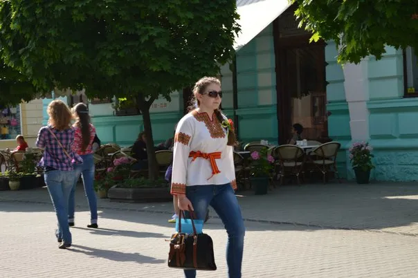 У Франківську городяни вдягнули вишиванки (фото) — фото 2