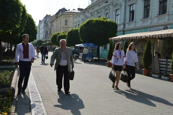 У Франківську городяни вдягнули вишиванки (фото) — фото 11