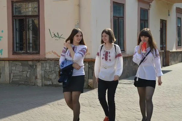 У Франківську городяни вдягнули вишиванки (фото) — фото 12