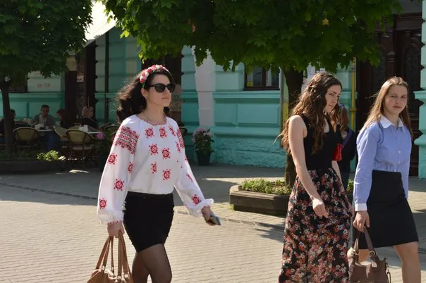 У Франківську городяни вдягнули вишиванки (фото) — фото 8