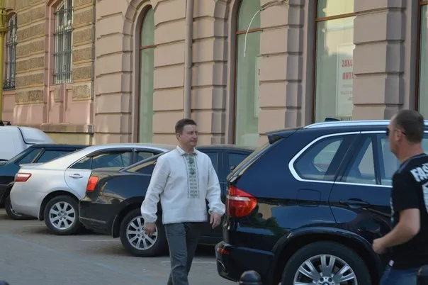 У Франківську городяни вдягнули вишиванки (фото) — фото 9