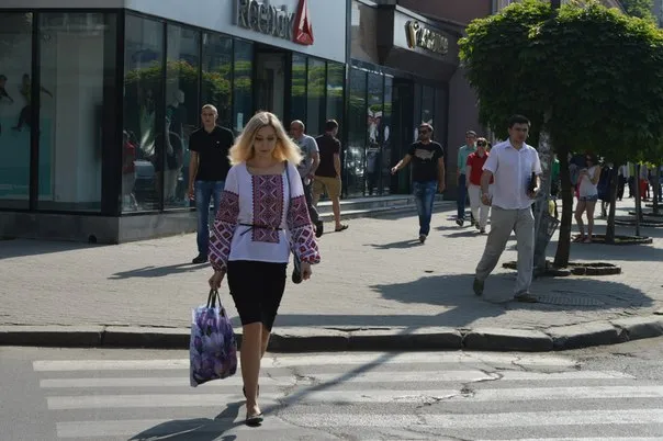 У Франківську городяни вдягнули вишиванки (фото) — фото 10
