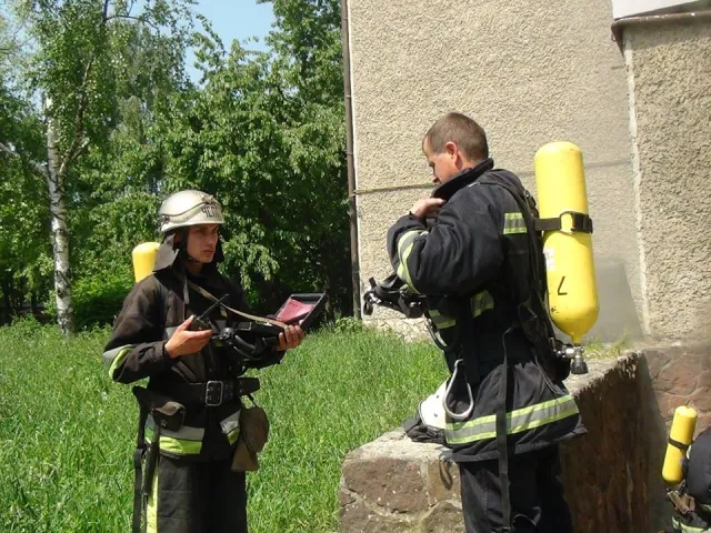 В Івано-Франківську рятувальники ліквідували пожежу та врятували з вогню літню жінку (фото) — фото 1