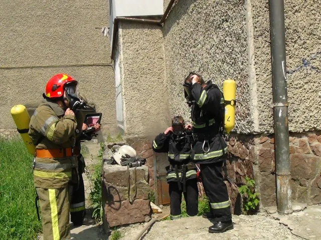 В Івано-Франківську рятувальники ліквідували пожежу та врятували з вогню літню жінку (фото) — фото 5