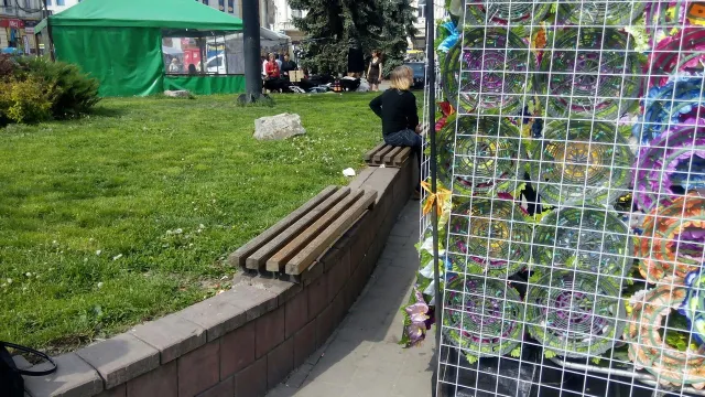 В центрі міста продавці зайняли товаром лавки (фото) — фото 2