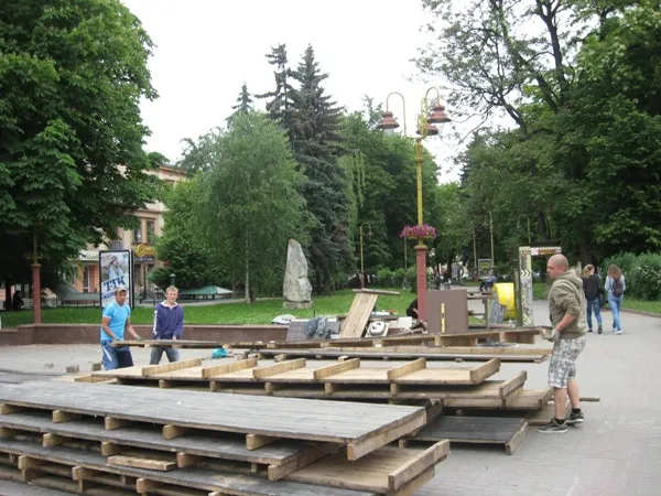 На місці великоднього ярмарку почали зводити літні майданчики (фото) — фото 3