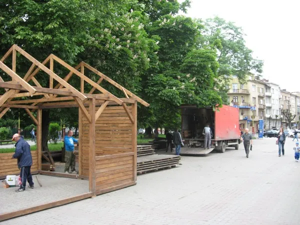 На місці великоднього ярмарку почали зводити літні майданчики (фото) — фото 4
