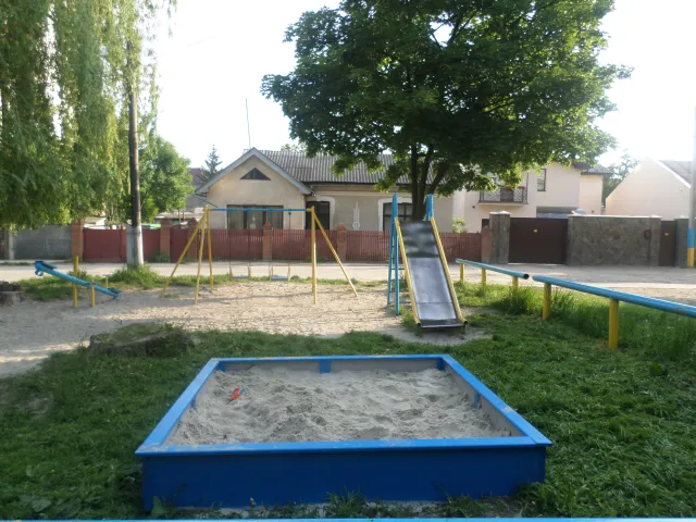 Комунальники скаржаться, що городяни крадуть пісок з дитячих майданчиків (фото) — фото 1