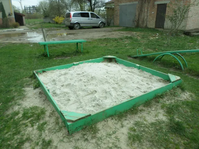 Комунальники скаржаться, що городяни крадуть пісок з дитячих майданчиків (фото) — фото 2