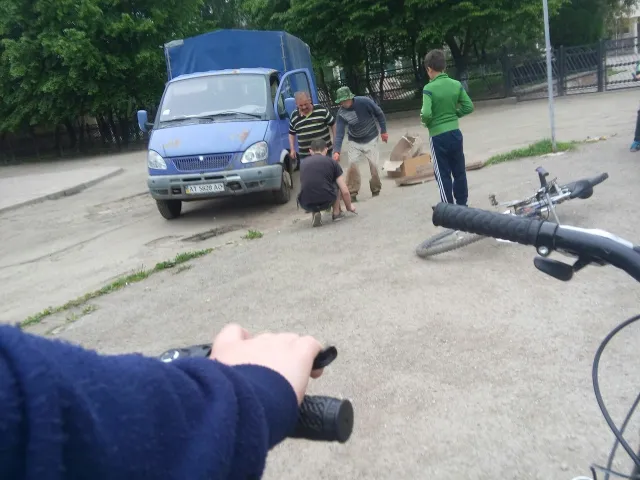 У Франківську автомобіль провалився у каналізацію, де був украдений люк (фото) — фото 2