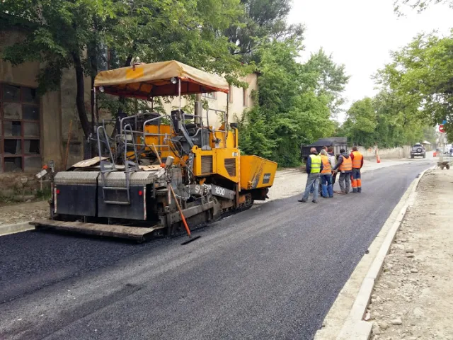 У Франківську ремонтують одну з найгірших вулиць міста (фото) — фото 1