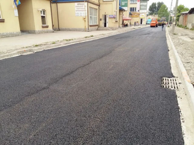 У Франківську ремонтують одну з найгірших вулиць міста (фото) — фото 11
