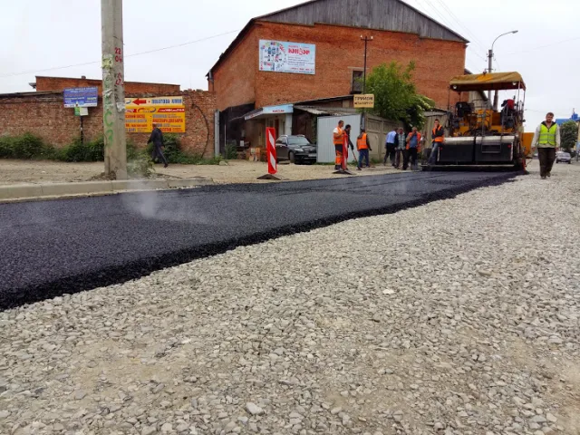 У Франківську ремонтують одну з найгірших вулиць міста (фото) — фото 12