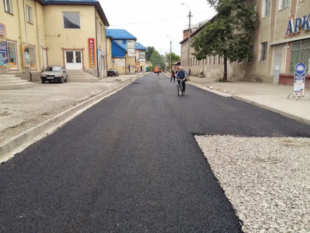 У Франківську ремонтують одну з найгірших вулиць міста (фото) — фото 13