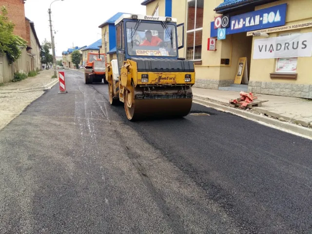 У Франківську ремонтують одну з найгірших вулиць міста (фото) — фото 14